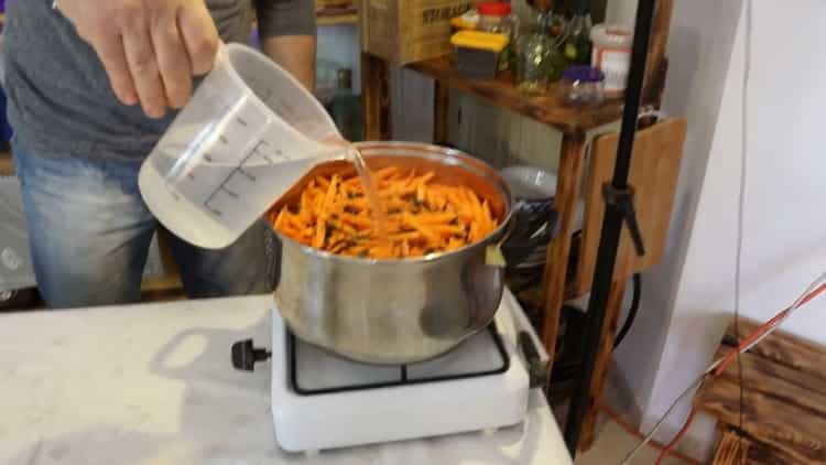 Per preparare il pilaf di maiale in una padella aggiungere acqua