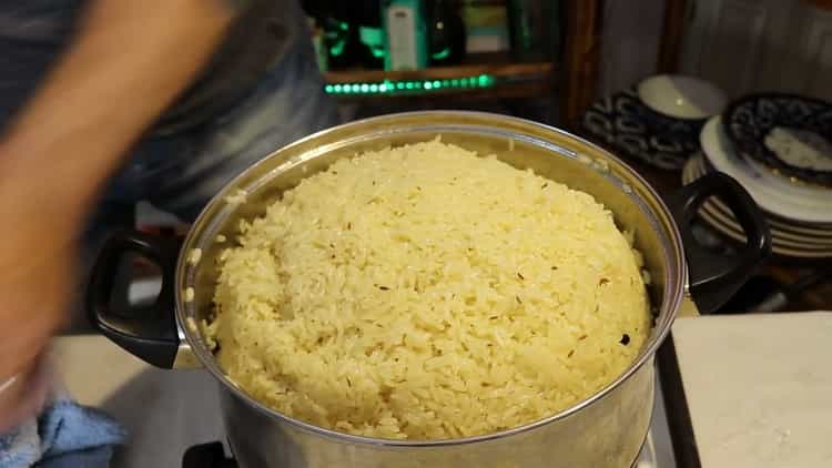 Per preparare il pilaf di maiale in una padella, preparare gli ingredienti