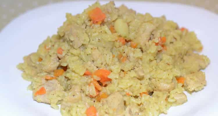 Pilaf delizioso con pollo cotto in un calderone di goov