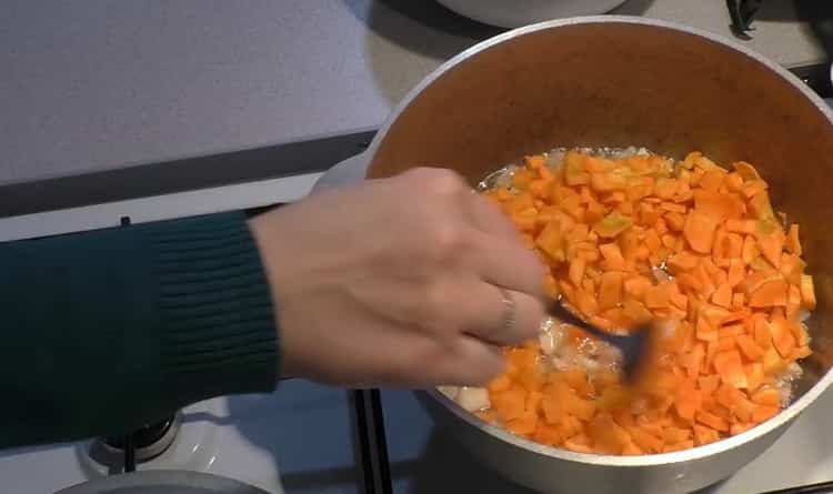 Cuocere il pilaf con il pollo in un calderone, friggere le verdure