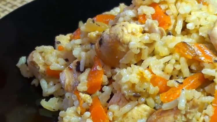 il pilaf con pollo in padella è pronto