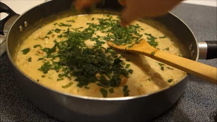 Per preparare il sugo di pollo, tagliare le verdure