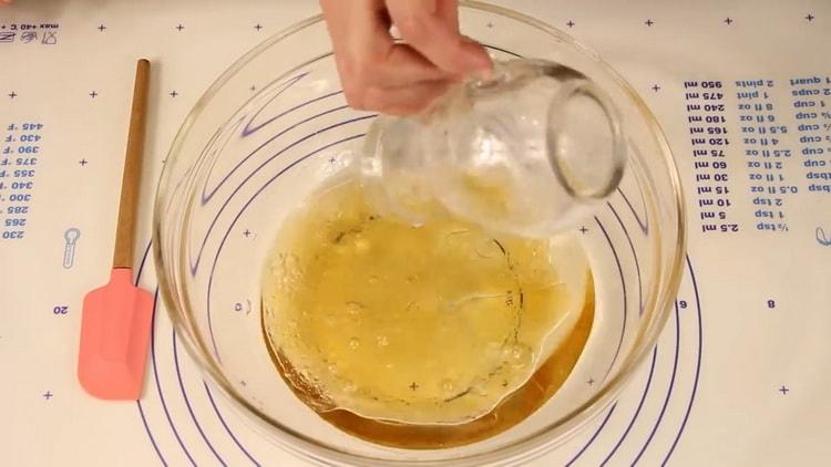 Per la preparazione di biscotti magri, versare il succo