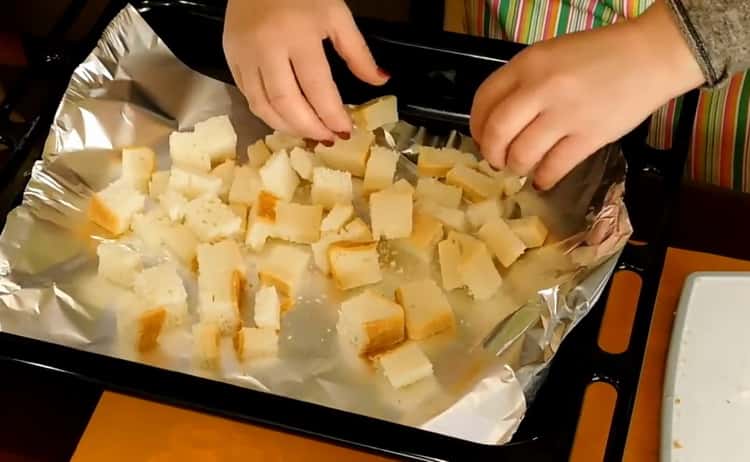 Per preparare una zuppa di pollo magra, affettare il pane