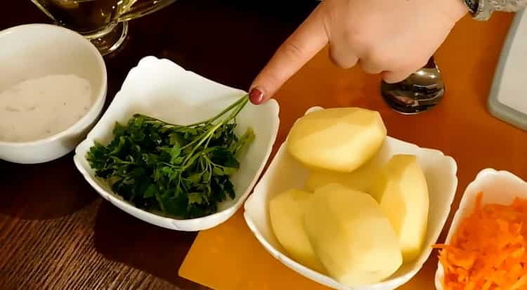 Per preparare una zuppa di pollo magra, tagliare le patate