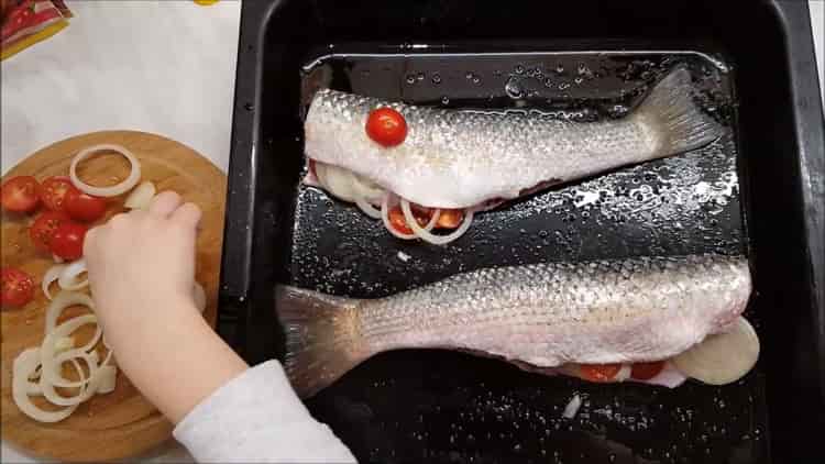 Per preparare il cuscinetto nel forno, tagliare le verdure