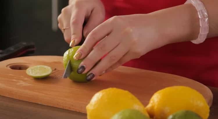 Per preparare un delizioso tè, tagliare il limone