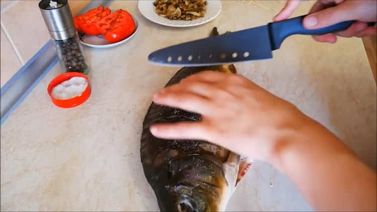 Per fare la kappa nel forno, fai delle incisioni nel pesce