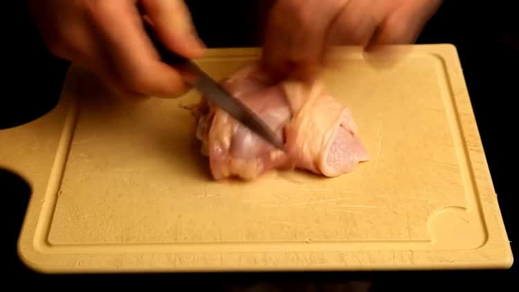 Per cuocere il riso con pollo nel forno, tagliare la carne