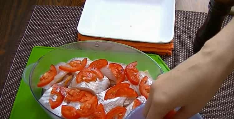 Per cucinare il pesce in una doppia caldaia. mettere i pomodori