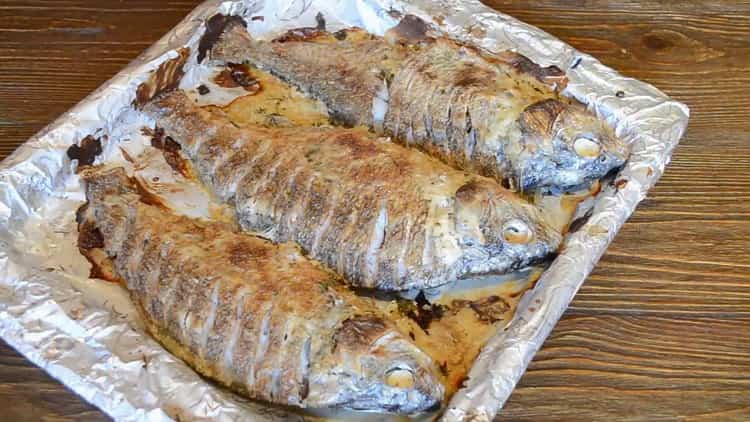 Upang magluto ng isda sa kulay-gatas sa oven, pasanin ang oven