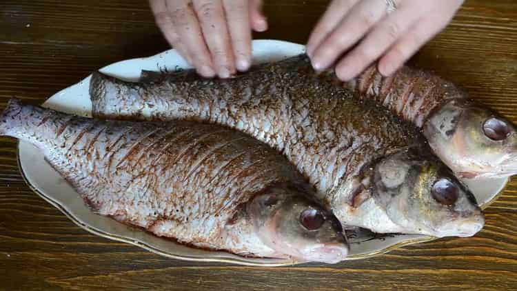 Upang magluto ng isda sa kulay-gatas sa oven, isawsaw ang isda