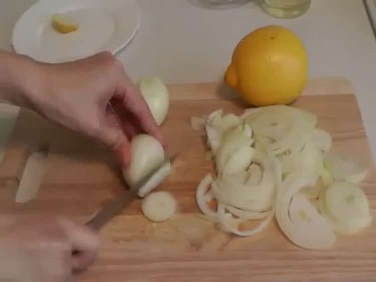 Per cuocere il pesce, tritare la cipolla