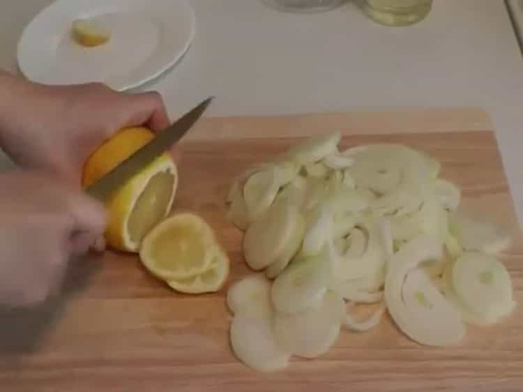 Per cuocere il pesce, tagliare il limone