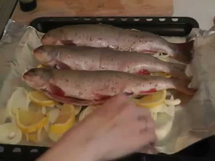 Per cuocere il pesce salato, preriscaldare il forno