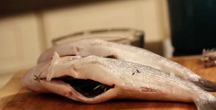 Preparare le erbe per grigliare il pesce