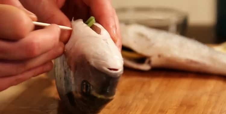 Per cucinare il pesce alla griglia, cuocere gli spiedini