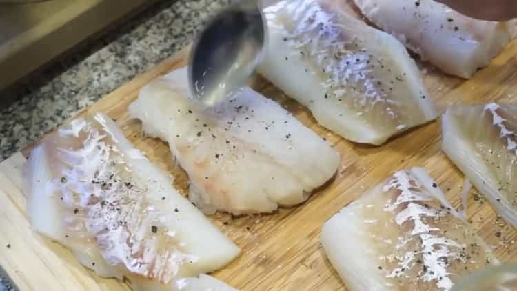 Per preparare il pesce in greco, prepara il succo di limone