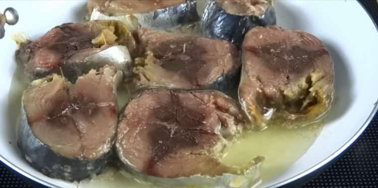 Per cucinare pesce e patate al forno, friggere gli ingredienti