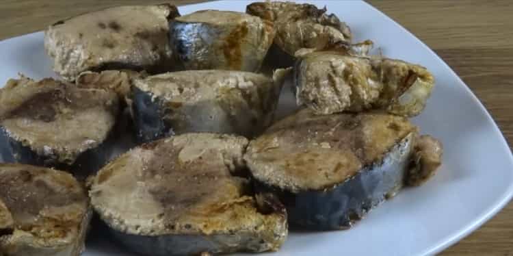 Per cucinare pesce e patate nel forno, metti il ​​pesce su un piatto