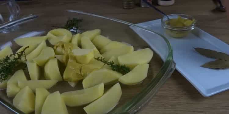 Per cucinare pesce e patate al forno, aggiungi il rosmarino