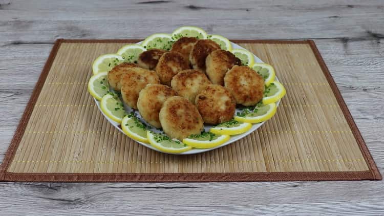 Tortini deliziosi del merluzzo pronti