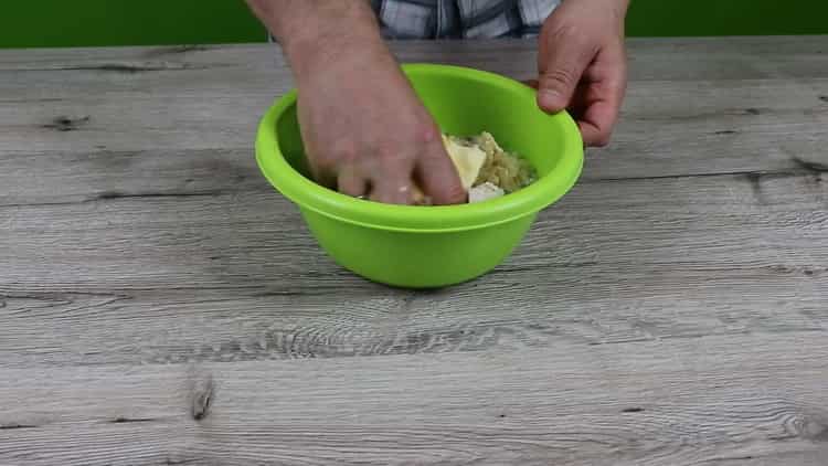 Per preparare le torte di baccalà secondo una semplice ricetta, preparare la carne macinata