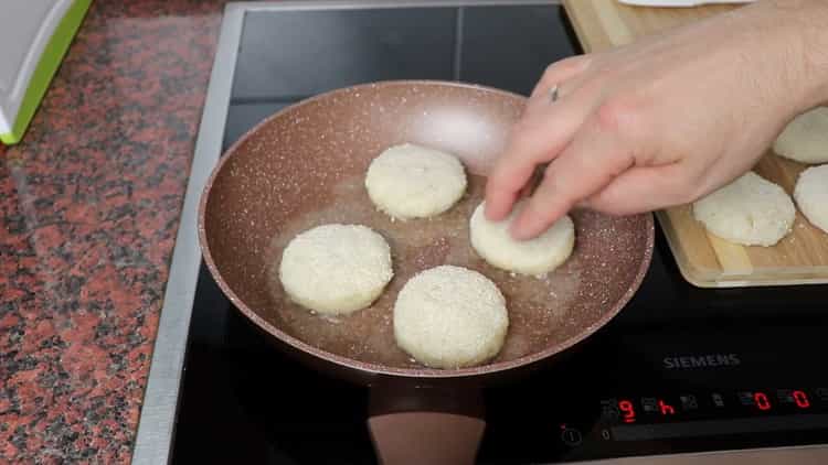 Friggere le cotolette di merluzzo in una padella