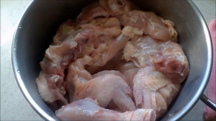 Per la preparazione di satsivi di pollo in georgiano, preparare gli ingredienti