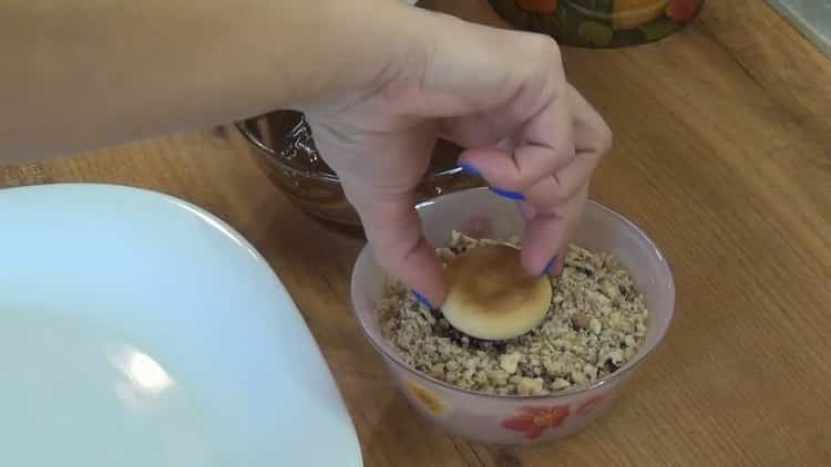 Per preparare i biscotti al burro, prepara le noci