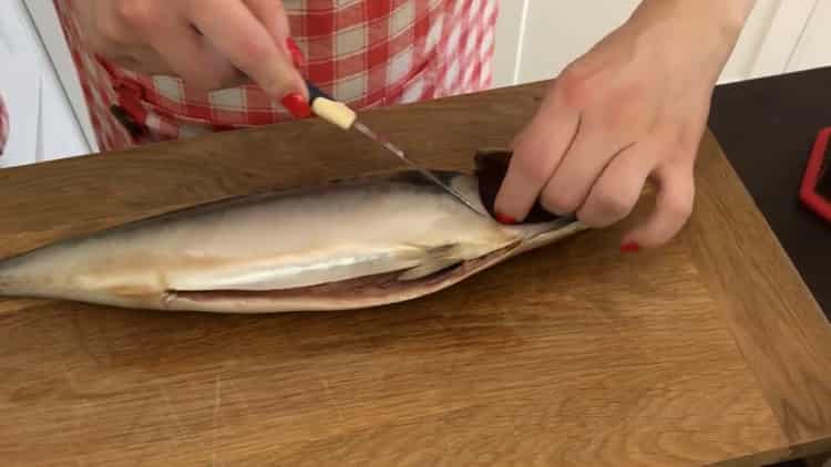 Per preparare lo sgombro in un foglio, preparare gli ingredienti