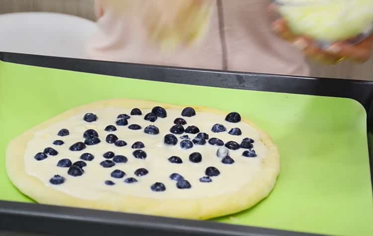 Upang makagawa ng matamis na pizza, itabi ang mga berry