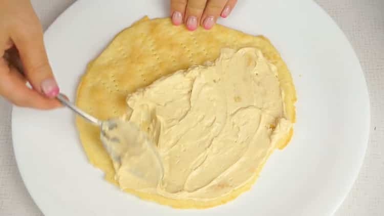 Per fare una torta sfoglia, ricopri le torte di burro