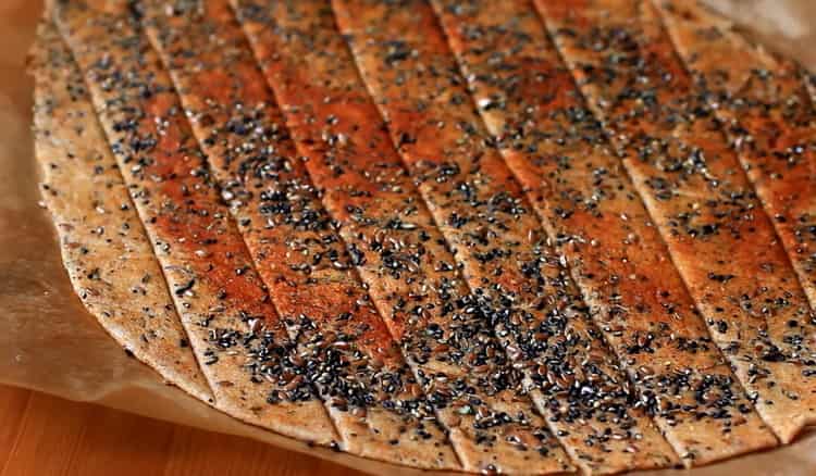 Per preparare i biscotti al sale, tagliare l'impasto