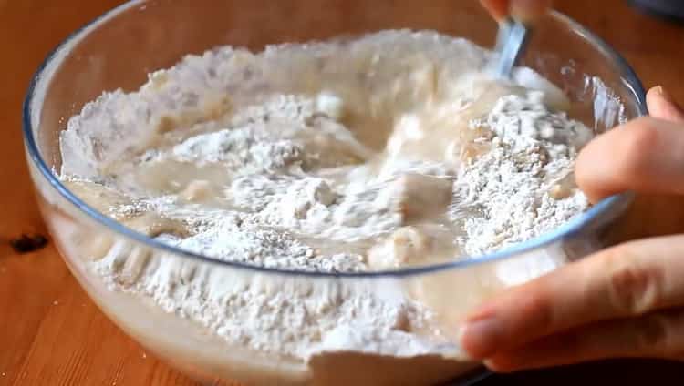 Per preparare i biscotti salati, prepara gli ingredienti per l'impasto.