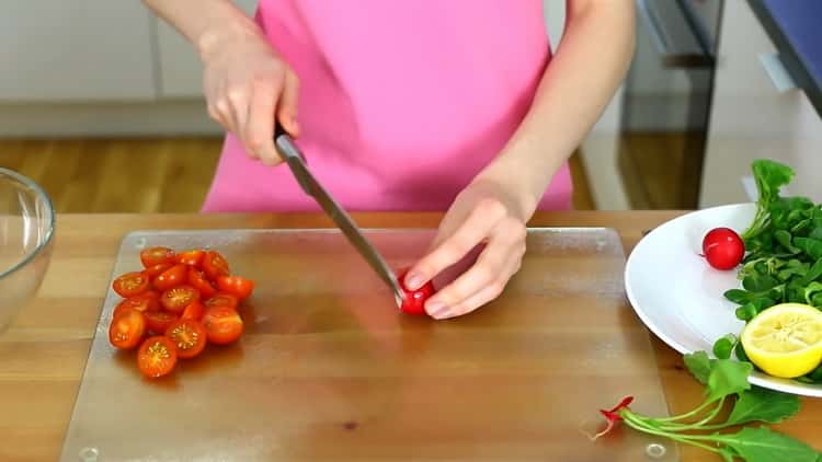 Per cucinare un pattino al salmone nel forno, tagliare un pomodoro