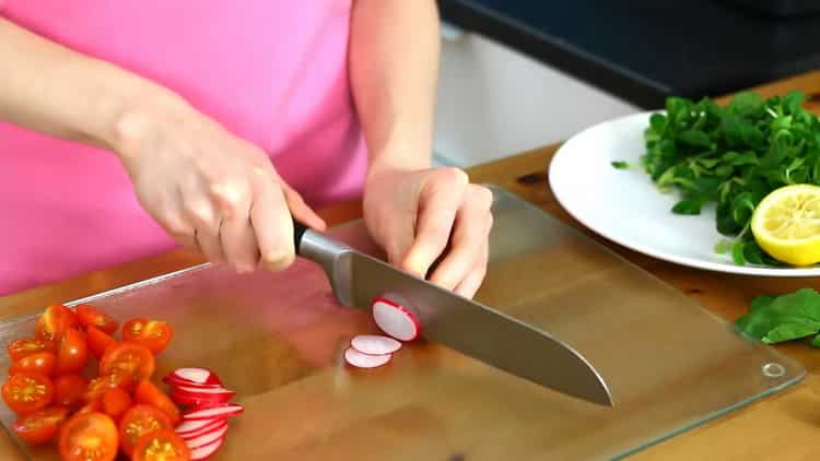 Per cucinare il pattino al salmone nel forno, tritare il ravanello