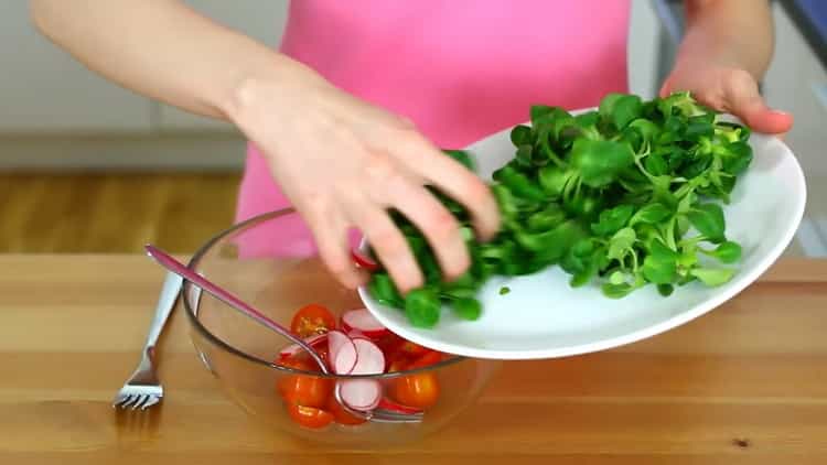 Per preparare uno skate al salmone nel forno, prepara un'insalata