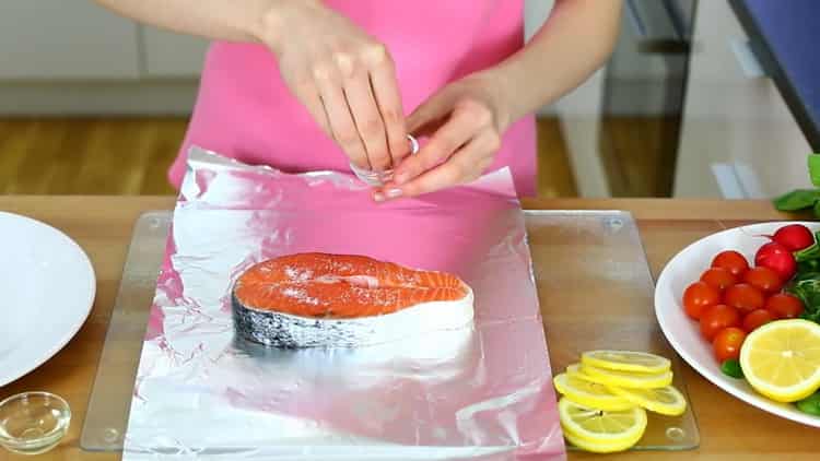 Per cucinare un pattino al salmone nel forno, salare la bistecca