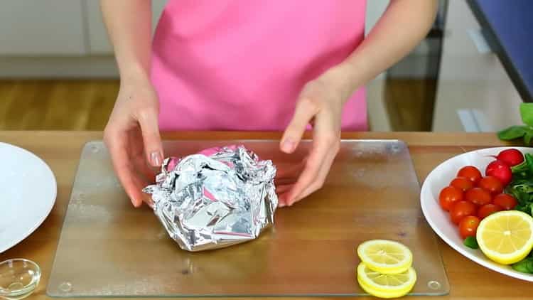 Per cucinare un pattino al salmone nel forno, arrotolare la carne in un foglio