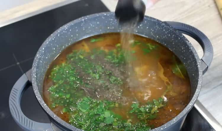 Aggiungi le verdure per la zuppa di lenticchie e pollo