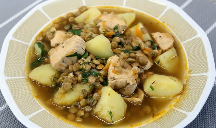 Una deliziosa zuppa con lenticchie e pollo è pronta.