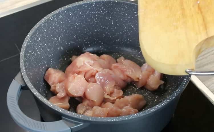 Per preparare la zuppa di lenticchie e pollo, friggi la carne