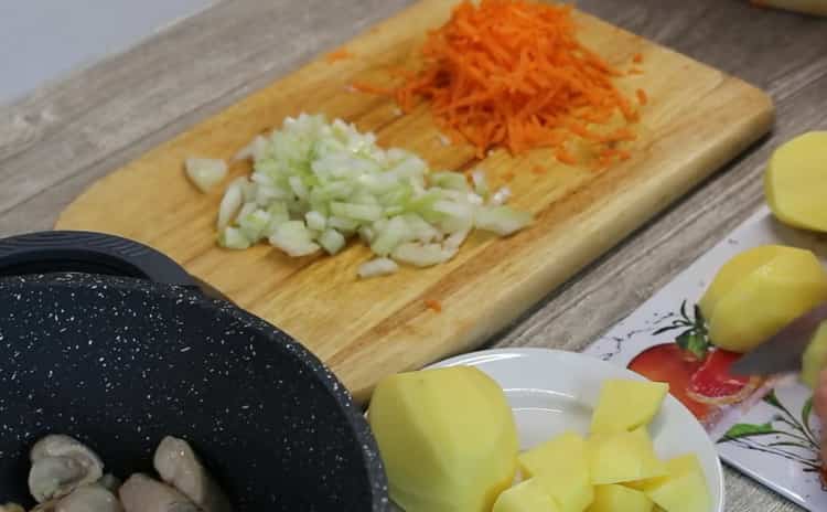 Per preparare la zuppa di lenticchie e pollo, tagliare le verdure