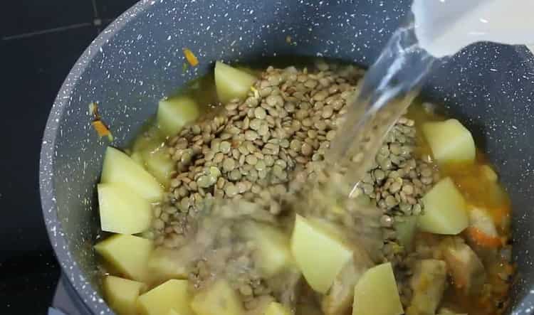 Per preparare la zuppa di lenticchie e pollo, aggiungi acqua