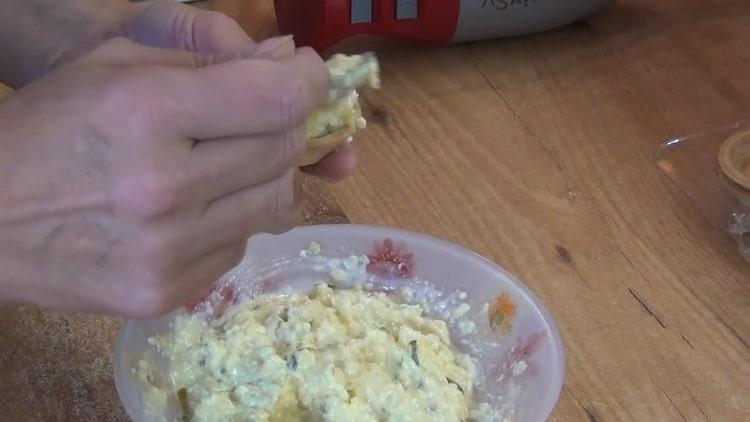 Per preparare le tortine con pesce rosso, stendi la pasta