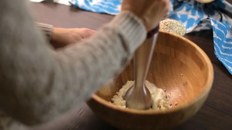 Per preparare i biscotti di farina d'avena, aggiungere la panna acida