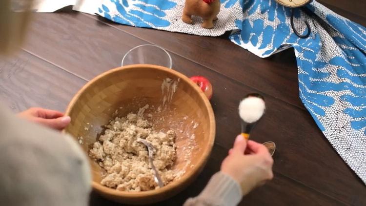 Aggiungi cannella e zucchero per preparare i biscotti con farina d'avena