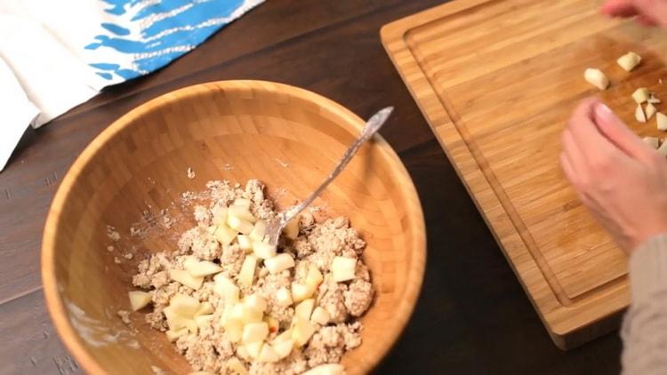 Per cucinare biscotti di farina d'avena, tagliare le mele