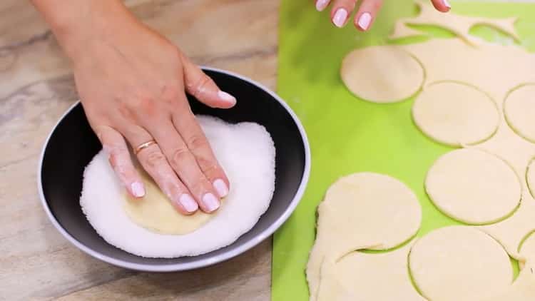 Per preparare i biscotti di ricotta, le zampe di gallina preparano lo zucchero